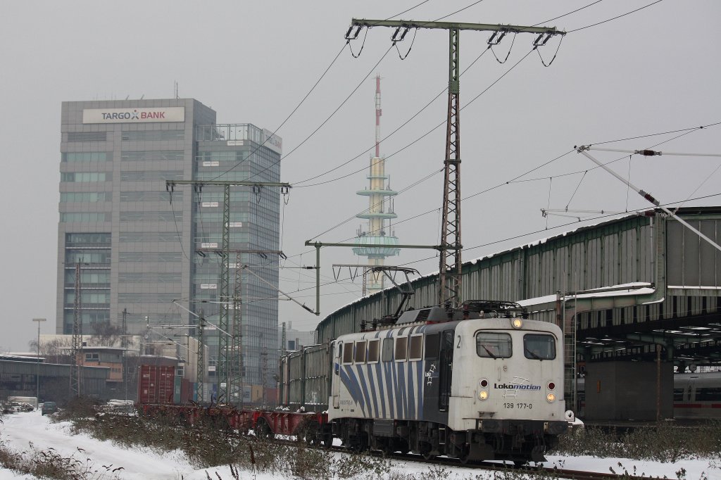 Lokomotion/Kombiverkehr 139 177 am 22.1.13 mit einem Containerzug in Duisburg Hbf.