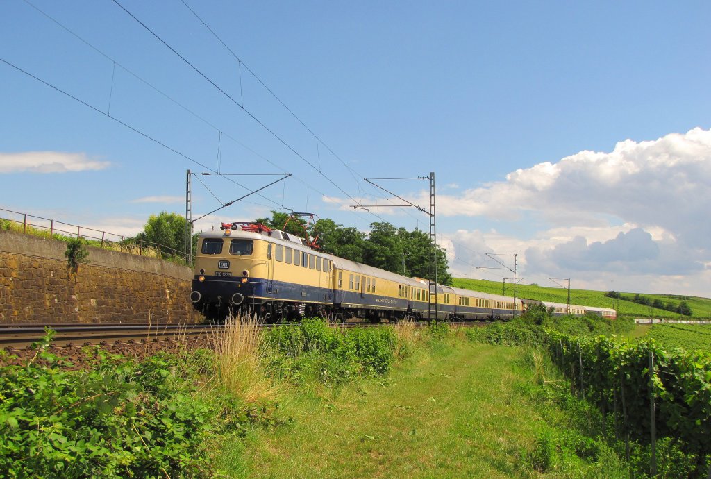 Lokomotiv-Club 103 e.V. E10 1239 mit dem DPE 20291  50 Jahre Rheingold-Express  von Basel Bad Bf nach Rdesheim (Rhein) und weiter nach St. Goar, am 07.07.2012 bei Hattenheim.