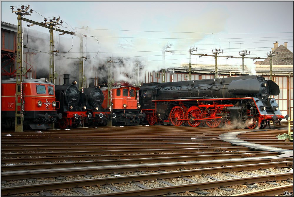Lokparade in Attnang-Puchheim.
1141.21, 638.1301, 57.2770, 1245.518, 01.533 prsentieren sich auf der Drehscheibe.
28.02.2009