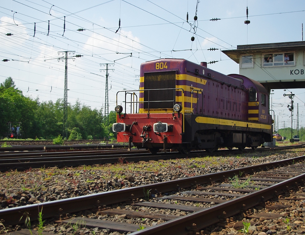 Lokparade im DB Museum Koblenz-Ltzel am 21.05.2011 zu dessen 10 jhrigen Bestehen. CFL 804.  Die Rangierdiesellokomotiven der Baureihe 800 waren die ersten Diesel-elektrischen Loks der Luxemburgischen Eisenbahn. Die als Ersatz fr die im Rangierdienst eingesetzten Dampfloks beschafft wurden. Die Baureihe 800 ist ein in Europa einmaliger Lokomotivtyp, der sonst nur in den USA anzutreffen ist. Ursprnglicher Hersteller ist General Motors. Sie hat eine Leistung von 811 PS und erreicht eine Hchstgeschwindigkeit von 80 km/h bei einem Dienstgewicht von 74t. 