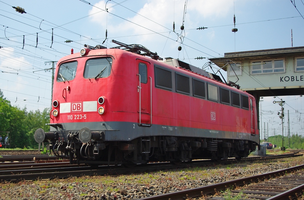 Lokparade im DB Museum Koblenz-Ltzel am 21.05.2011 zu dessen 10 jhrigen Bestehen. 110 223-5.  Sie gehrt zu der Serie der mit Doppelscheinwerfern ausgersteten Kastenbauart der E10. Heute ist sie in Verkehrs-rot mit einem weien Streifen lackiert; ausgeliefert worden ist sie jedoch in Kobalt-Blau. Das war damals die Farbe mit der die Fernverkehrslokomotiven lackiert worden sind. Die 110 223 wurde im Mrz 1961 in Dienst gestellt.  Sie war in Dortmund, Stuttgart und Mnchen stationiert und trug nach der Kobaltblauen Lackierung auch die ozeanblau-beige Farbgebung. Nach ihrer Z-Stellung im Februar 2011 kam sie ins DB Museum Koblenz. 