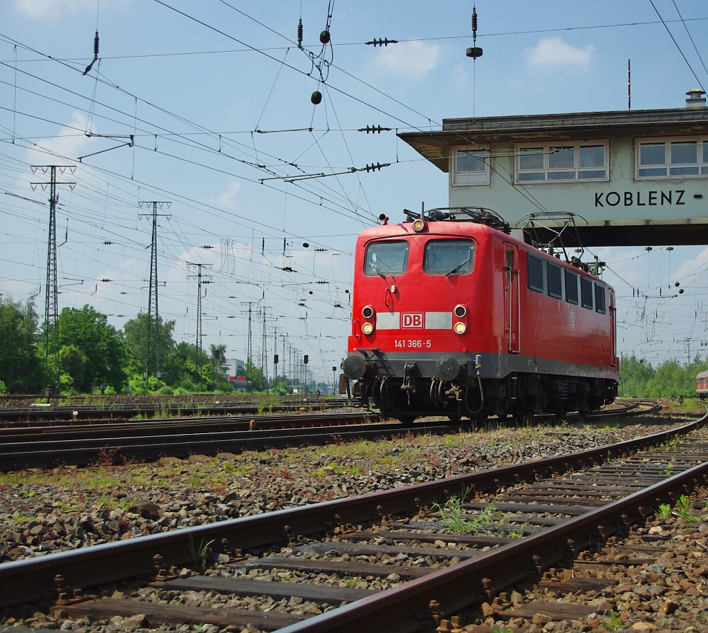 Lokparade im DB Museum Koblenz-Ltzel am 21.05.2011 zu dessen 10 jhrigen Bestehen. 141 366-5.  Sie wurde am 7. April 1965 in Dienst gestellt und verbrachte ihre gesamte Dienstzeit in den bayrischen Bahnbetriebswerken Wrzburg, Nrnberg und Mnchen bevor sie im Dezember 2004 nach 39 Einsatzjahren Z-gestellt und im August an das DB Museum verkauft wurde. Die Lokomotiven der Baureihe E41 hatten in manchen Gegenden Akzeptanzprobleme wegen der lauten Schaltstufen beim Anfahren, was ihr auch den Spitznamen Knallfrosch einbrachte. 