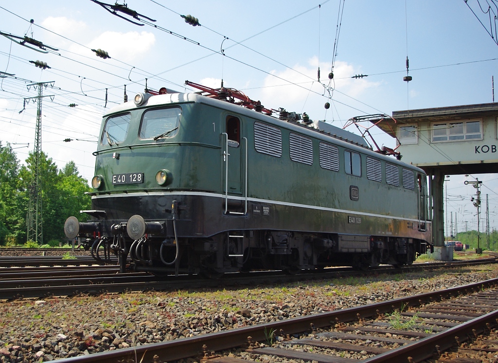 Lokparade im DB Museum Koblenz-Ltzel am 21.05.2011 zu dessen 10 jhrigen Bestehen.
E40 128.  Das Arbeitspferd des DB Museums Koblenz. Sie wurde am 26. Juni 1959 in Koblenz in Dienst gestellt und blieb auch dort bis 1962. 38 Jahre war sie dann In Kln-Deutzerfeld stationiert und zog vor allem mittelschwere Gterzge aber auch Reisezge. 5031 PS hat sie dafr zur Verfgung, die ihr erlaubten, bis zu 110 km/h schnell zu fahren. Nachdem sie 2005 ins DB Museum Koblenz gebracht wurde, leistet sie hier immer noch wertvolle Dienste wenn es darum geht, historische Schienenfahrzeuge des DB Museums zu befrdern. 
