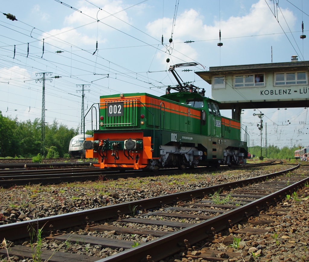 Lokparade im DB Museum Koblenz-Ltzel am 21.05.2011 zu dessen 10 jhrigen Bestehen.1200 002-9.  Eine Lok von RBH Logistics. RBH Logistics ist eine Tochter der DB AG, die frhere RAG (Ruhrkohle AG). Die 1200 ist eine Drehstrom-E-Lok die von Henschel und BBC entwickelt und in 13 Exemplaren zwischen 1975 und 1984 gebaut wurde. Sie ist die weltweit erste E-Lok Mit Drehstrom-asynchron Motoren und elektronischer Leistungsbertragung. Sie wurde entwickelt, da die RAG eine Lok mit doppelter Leistung bei gleichem Gewicht angefordert hatte. Sie verfgt ber 2039 PS und eine Hchstgeschwindigkeit von 100 km/h. 
