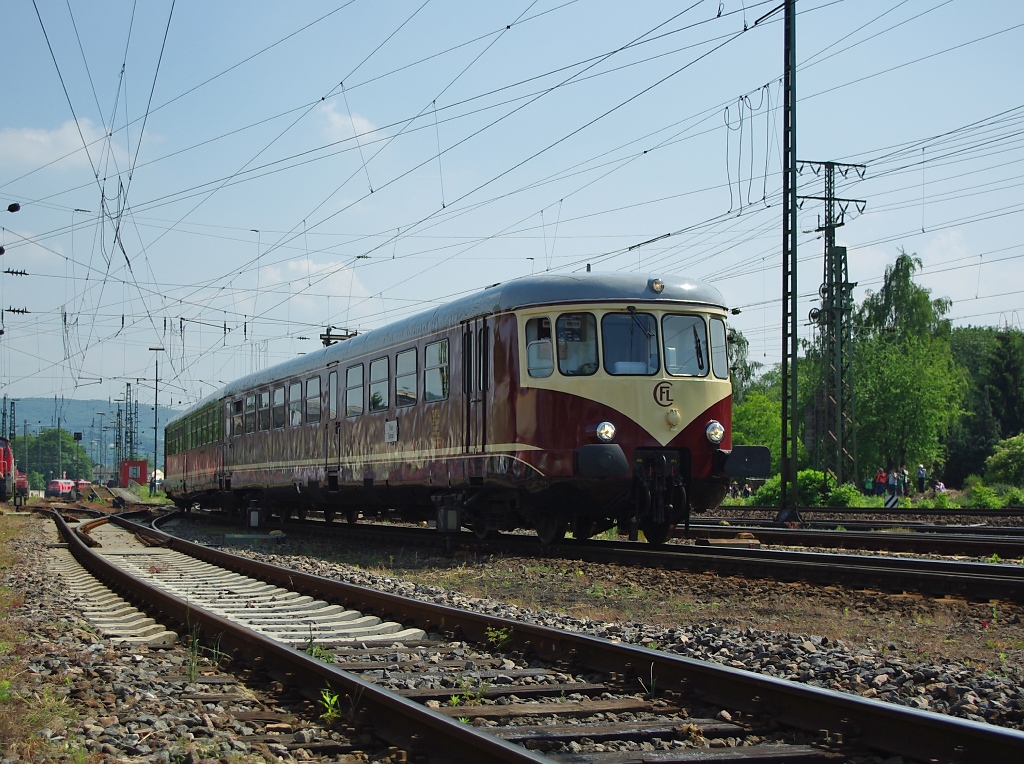Lokparade im DB Museum Koblenz-Ltzel am 21.05.2011 zu dessen 10 jhrigen Bestehen CFL Z208.  Um den unwirtschaftlichen Dampfbetrieb im Personenverkehr in Luxemburg zu beenden, bestellte die CFL acht zweiteilige Triebwagen bei der Firma Westwaggong. Die Westwaggong Triebwagen wurden von Juni 1956 bis Januar 1957 ausgeliefert und vor allem auf den Hauptstrecken eingesetzt. Sie waren sehr komfortabel aber mit zwei mal 200 PS leider untermotorisiert. Sie erreichten eine Hchstgeschwindigkeit von 105 km/h. 1989 wurden die ersten Triebwagen ausgemustert bis zum Abschluss der Elektrifizierung der Nordbahn im Jahre 1993 blieben noch sechs Wagen im Einsatz. Bis 1994 blieben zwei als Reserve erhalten. Diese wurden dann am 21.09.1994 ausgemustert. Das Luxemburger Kulturinstitut zur Erhaltung nationaler Landschaften und Kulturdenkmler erwarb den Triebwagen 208/218. Seit Mai 2007 befindet sich der der Triebwagen im betriebsfhigen Zustand. 