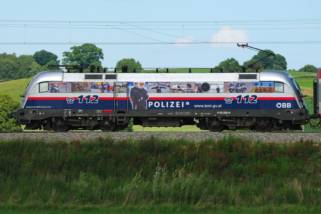 Lokportrait  la Peter Plsch: 1116 250-0  Polizei  auf der KBS 980 Augsburg - Ulm kurz vor Burgau / Schwaben am 21.06.2011. Was fr ein Sommerbeginn...  In eigener Sache: Da ich nicht warten mchte, bis diese Lok  vielleicht  von einem Groserienhersteller in Spur N und/oder H0 verwirklicht wird, mcht ich den Polizei-Taurus mittels Airbrush und Decals selbst umsetzen. Dazu bentige ich noch die andere Seite der Lok und die Stirnfront. Mglichst im selben Winkel wie hier auf dem Bild. Also wer Bilder von Ihr in RAW-Format oder andere digitale Negative sein Eigen nennt, bitte melden.
