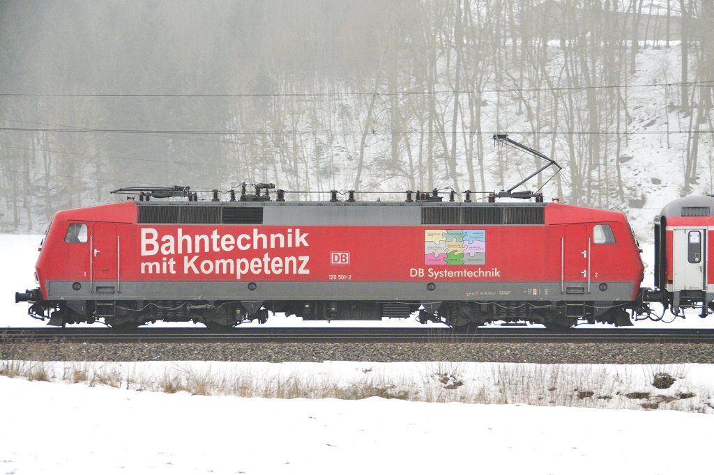 Lokportrait von 120 501-2 auf der  rauhen Alb  bei Westerstetten: Sie gehrt DB Systemtechnik Minden und fhrt mit Mezgen durch Deutschland. Am 24. Januar 2010 war sie mit einem Messzug und einer EURO 4000 Typ II von Vossloh zur lauftechnischen Gte dieser unterwegs.