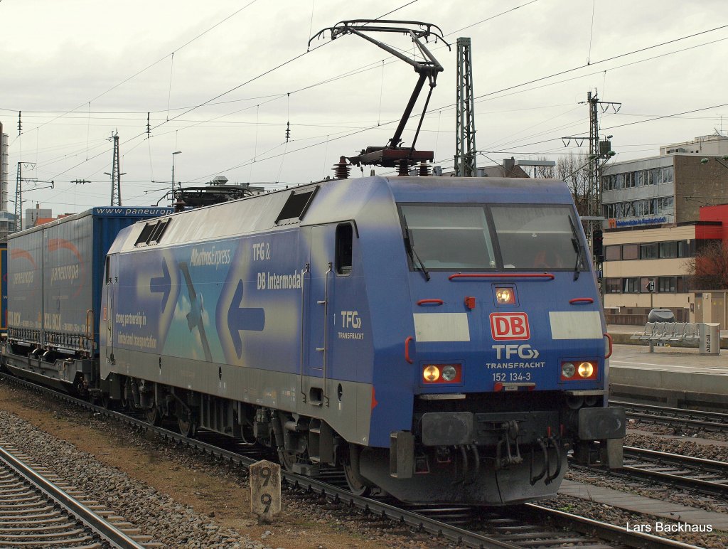 Lokportrait der 152 134-3  TFG  bei der durchfahrt in Mnchen-Ost am 21.03.10.