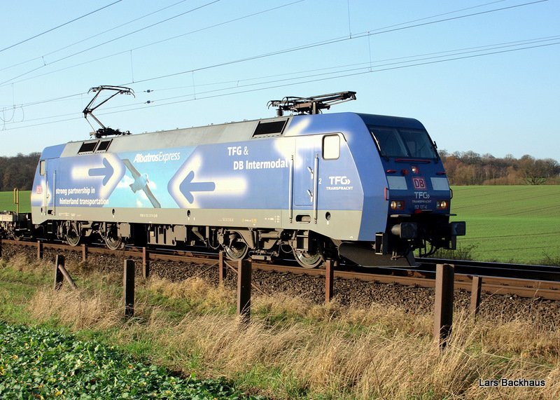 Lokportrait der 152 137-6, die am 20.11.09 mit ihrem IKE 50258 aus Hamburg-Billwerder Ubf bei Reinfeld (Holst.) auf dem Weg Richtung L�beck-Skandinavienkai ist.