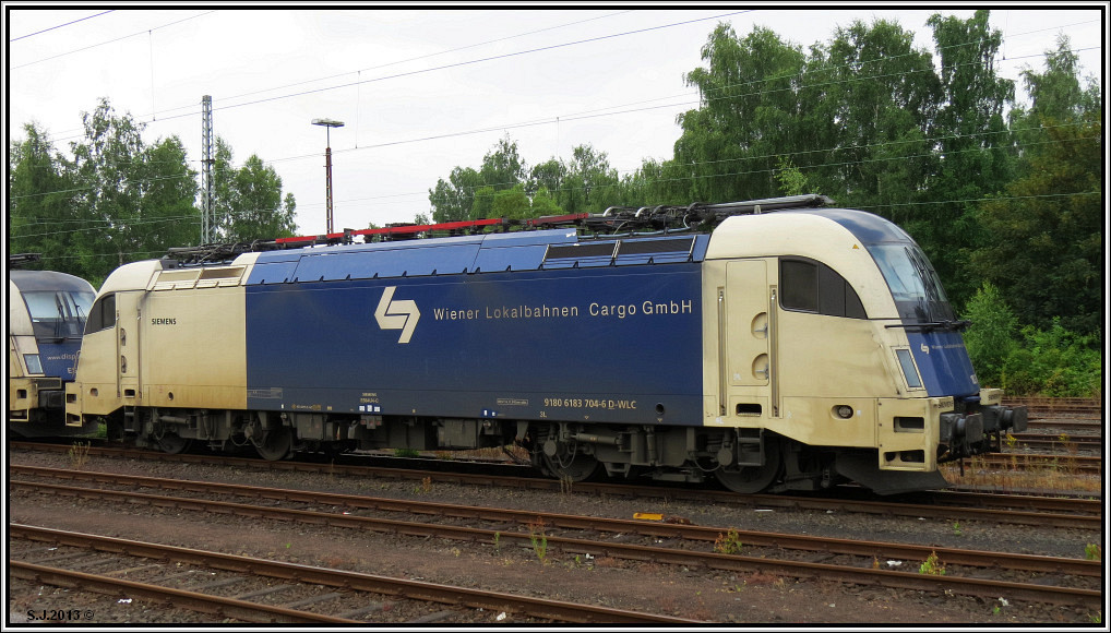 Lokportrait einer 183. der Wiener Lokal Bahn,abgestellt in Herzogenrath (Kr.Aachen).
Foto vom Juli 2013.