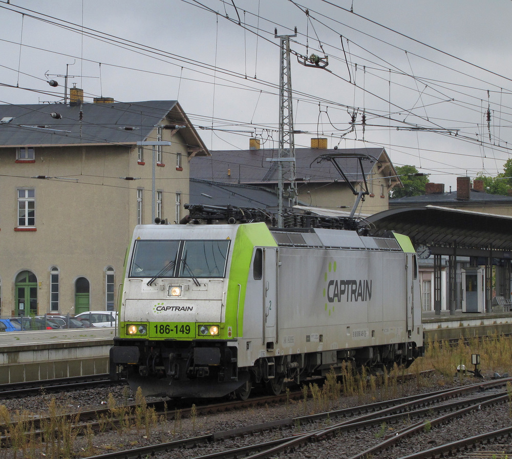 Lokportrait der 186 149 von  Captrain , welche am 28.07.2011 im Bahnhof Angermnde auf die nchsten Einstze wartet. 
