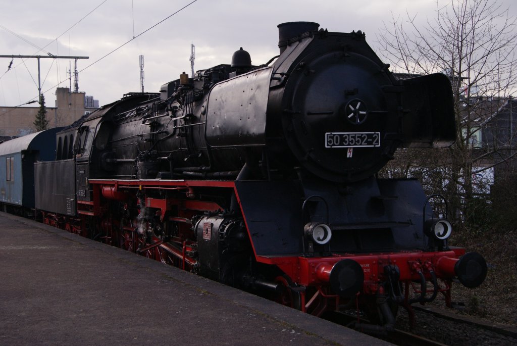 Lokportrait von 50 3552-2 mit dem  Zug der Erinnerung  in Mnchengladbach Hbf am 11.03.2011