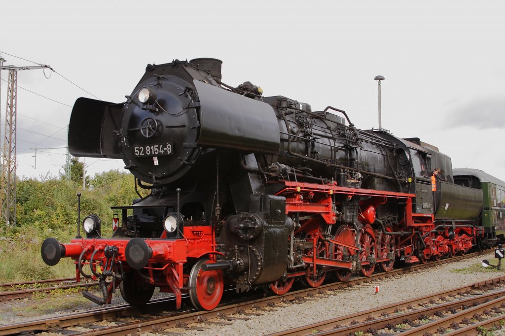 Lokportrait von 52 8154 am 08.10.2011, aufgenommen beim Eisenbahnfest im Bahnmuseum Bw Weimar. Bemerkenswert der kleine  Lokfhrer  am Fenster der Maschine.