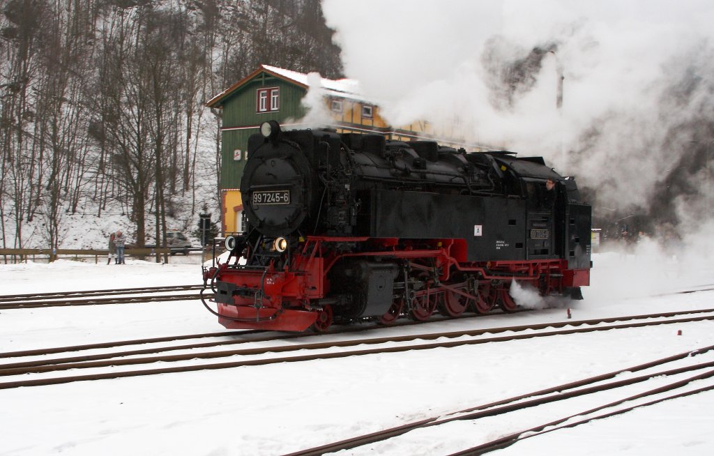 Lokportrait von 99 7245, aufgenommen am 26.01.2013 beim Umsetzen im Bahnhof  Eisfelder Talmhle . Sie befand sich an diesem Tag mit dem Sonderzug  Quedlinburger Brockenexpress  dort.