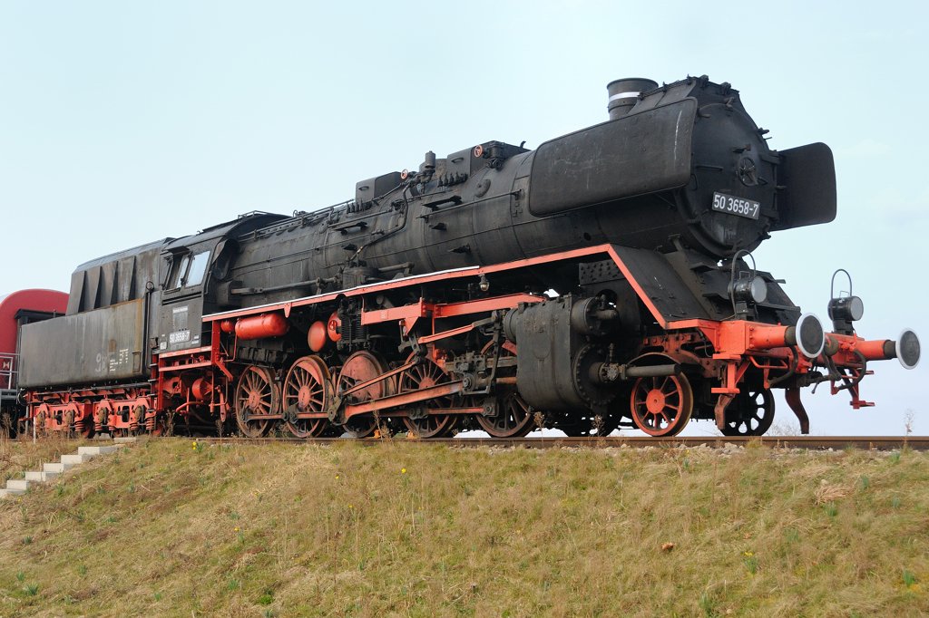Lokportrait auf einem besonderen Standort: 50 3658-7 auf dem Green im Golfplatz Wattenheim. (Herbst 2009).