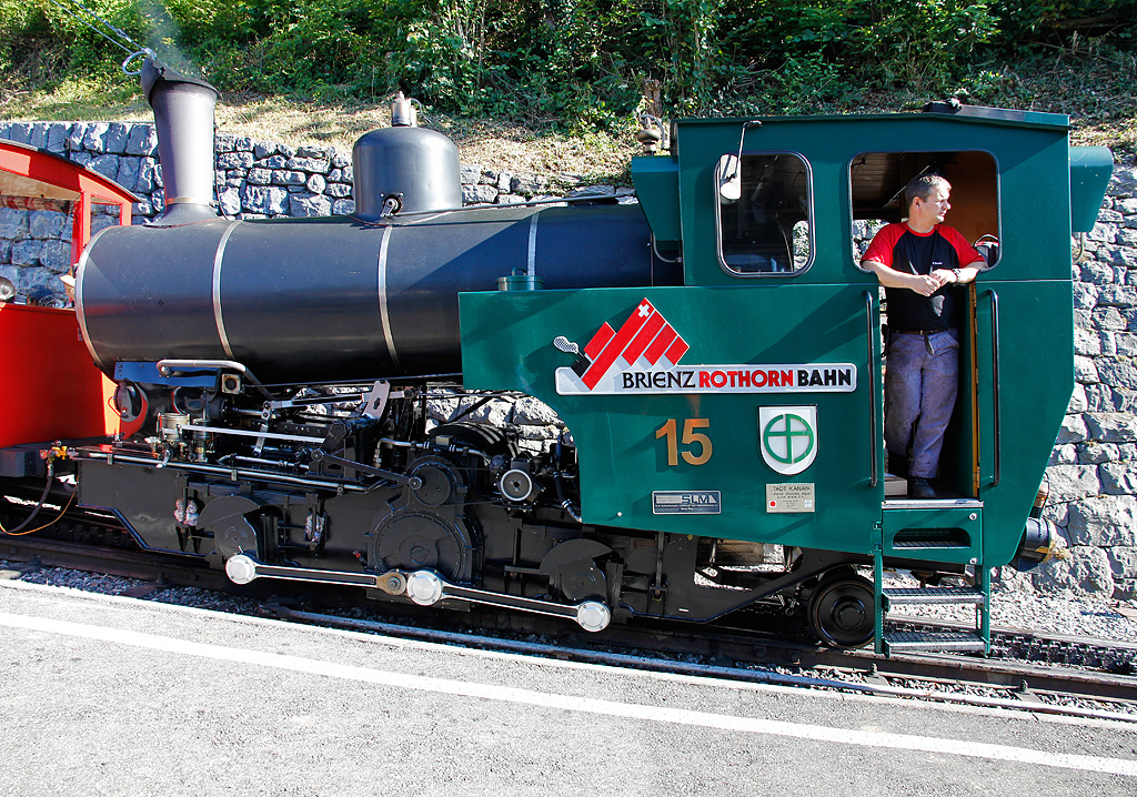 Lokportrait der BRB H 2/3 Nr. 15 mit Baujahr 1996 von der 3. Generation. Fr die Fahrt aufs Rothorn und retour bentigt die Maschine rund 150 Liter Heizl und 2000 Liter Wasser. Die max. Vorstelllast betrgt 17'000 kg bei 250 ‰. Brienz, 09. Aug. 2010, 09:34
