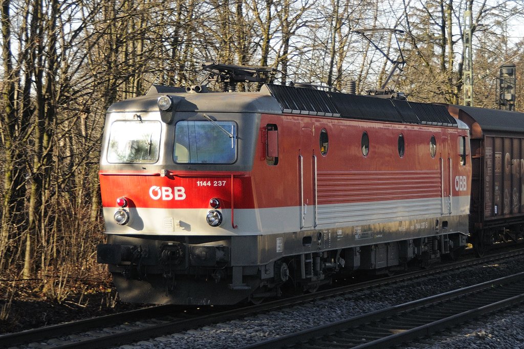 Lokportrait in frher Wintersonne: 1144 237 in Gronsdorf. (03.12.2009).
