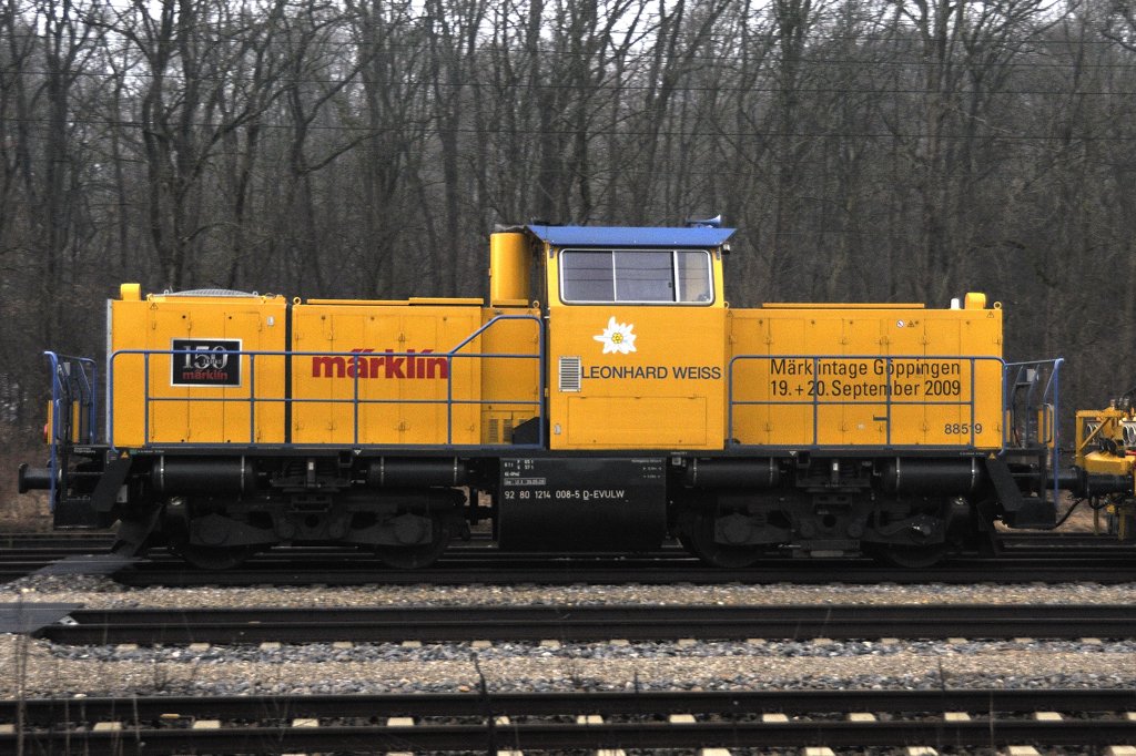Lokportrait der  Legolok  214 008-5 der Fa. Leonhard Weiss. Sie trgt immer noch die Werbung zu den Mrklintagen in Gppingen September letzten Jahres anllich 150 Jahre Mrklin. (Neuoffingen, 16.03.2010).