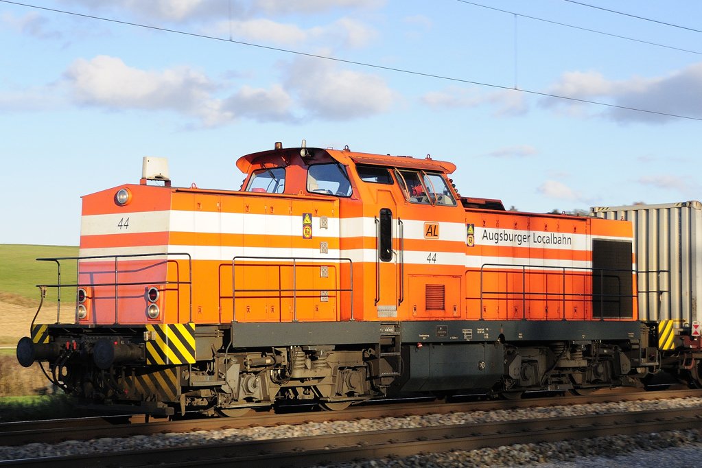 Lokportrait im schnsten Sptherbstlicht: AL 44, eine V 100.4, der Augsburger Localbahn. Ihre frhere Bezeichnung war 110 891. Aufgenommen in Jettingen (KBS 980) am 5. November 2009.