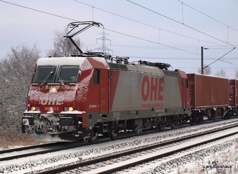 Lokportrait der zur OHE gehrenden 186 133-5. Hier passiert sie gerade Hamburg-Moorburg mit einem Containerzug aus Hamburg-Waltershof auf dem Weg Richtung Sden.