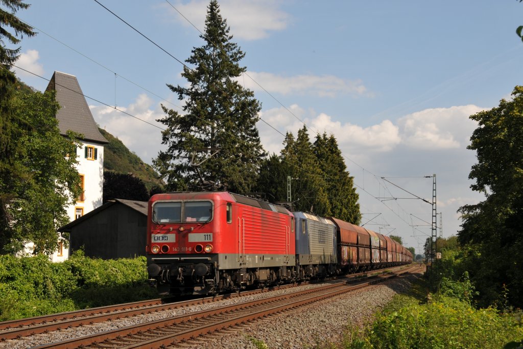 Loks 111 und 110 der RHB ziehen einen langen Kohlezug durch Leutesdorf Richtung Norden. Aufgenolmmen am 10/08/2011.