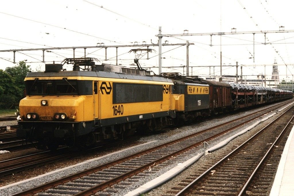 Loks 1640 und 1136 mit Gterzug 45504 Seelze-Kijfhoek auf Bahnhof Amersfoort am 28-5-1997. Bild und scan: Date Jan de Vries.