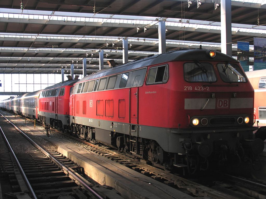 Loks 218 423-2 and 218 444-8 mit EC 193 Zrich Hauptbahnhof-Mnchen Hauptbahnhof auf Mnchen Hauptbahnhof am 4-2-2007.