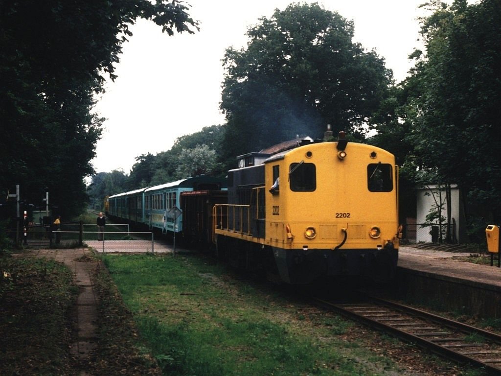 Loks 2202 und 2207 mit Regionalzug Kennemerstrand Expres IJmuiden-Amsterdam der Privatbahn  Lovers  auf Bahnhof Driehuis-Westerveld am 16-8-1996. Bild und scan: Date Jan de Vries. 