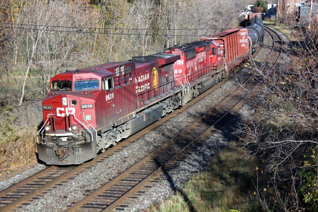 Loks AC4400CW 9639 und SD40-2 5560 fahren langsam durch Toronto (North Toronto sub.) mit einem Langen Nord-Amerikanischen Gϋterzug. 08.11.2009
