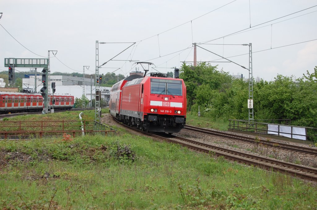 Loks, die die Ziffernfolge  218  in der Loknummer tragen, sind bei mir immer gerne gesehen. So auch 146 218-3, welche ich am 8.5.2010 bei der Durchfahrt des Bahnhofes von Stuttgart-Feuerbach in Richtung Hauptbahnhof aufnehmen konnte.