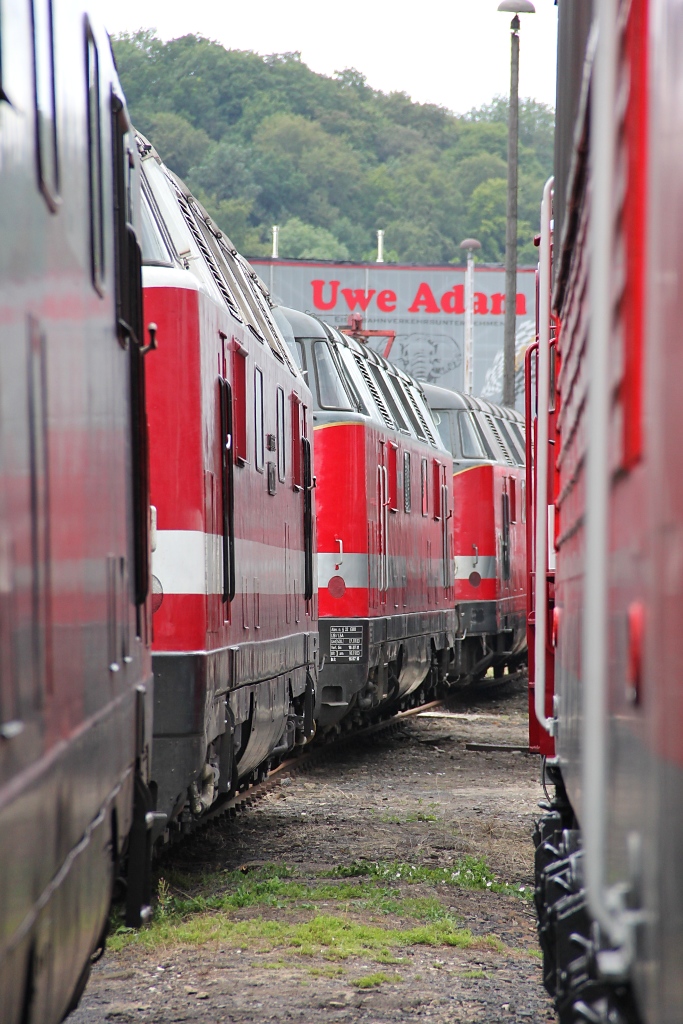 Loks, soweit das Auge reicht. Mit solch einem Aufwarten hatten selbst wir nicht gerechnet. Hier ein Blick durch die Reihen der Adam V180er auf die Fahrzeuginstandsetzungshalle mit dem groen Logo des EVU. Aufgenommen am 23.07.2011 am Tag der offenen Tr bei Uwe Adam in Eisenach.