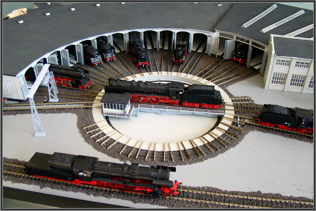 Lokschuppen 3 Stralsund - Der  Mittelpunkt  des Schuppens ist natrlich die Drehscheibe.(und die Lok`s ;-))