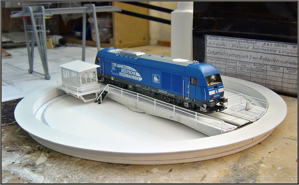 Lokschuppen 3 Stralsund -  Die Drehscheibe ist noch ganz ohne Farbe aber schon bei der Lastprobe. Dazu musste eine ER20 von Piko herhalten.
