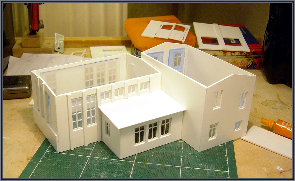 Lokschuppen 3 Stralsund- Die Gieerei und das bernachtungsgebude im Rohbau. Die Fensterrahmen sind aus  StripStrene  Streifen geklebt.(kleiner Tip am Rande; nehmt nie Sekundenkleber-die Kleberdmpfe frben das Acrylglas wei an)