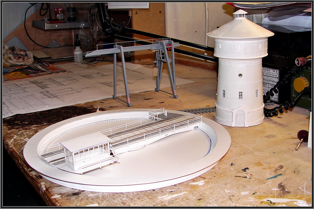 Lokschuppen 3 Stralsund -  Wo wir schon einmal bei Zurstteilen sind. Zum Lokschuppen gehren die Drehscheibe, ein Wasserturm und ein Portalkran. (der Schlackekran war noch in Arbeit)