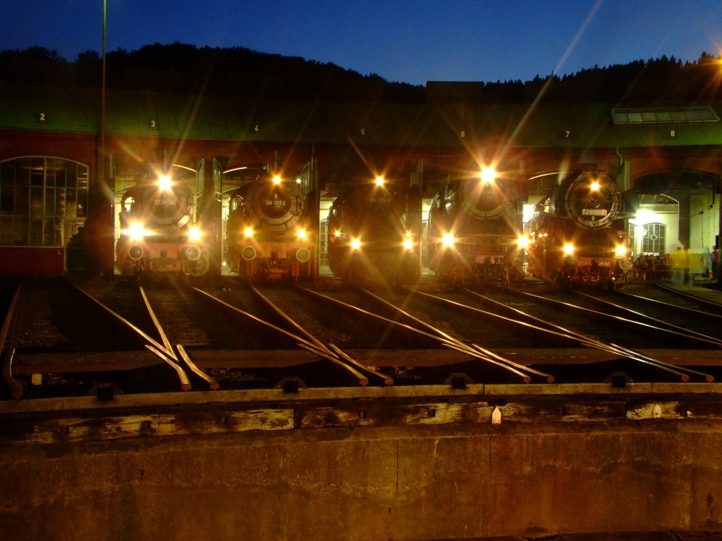 Lokschuppenfest im S�dwestf�lische Eisenbahnmuseum, Siegen am 08.11.2007. Abendeliche Dampfloksfotoparade um 21:45 Uhr. Von rechts nach links 57 3088 , 38  1772 , 051 724-3 , 23 042 betriebsbereite Gastlok  und betriebsbereite 52 8134-0 der Eisenbahnfreunde Betzdorf (EFB). Das Foto wurde aus der Hand ohne Stativ gemacht.
