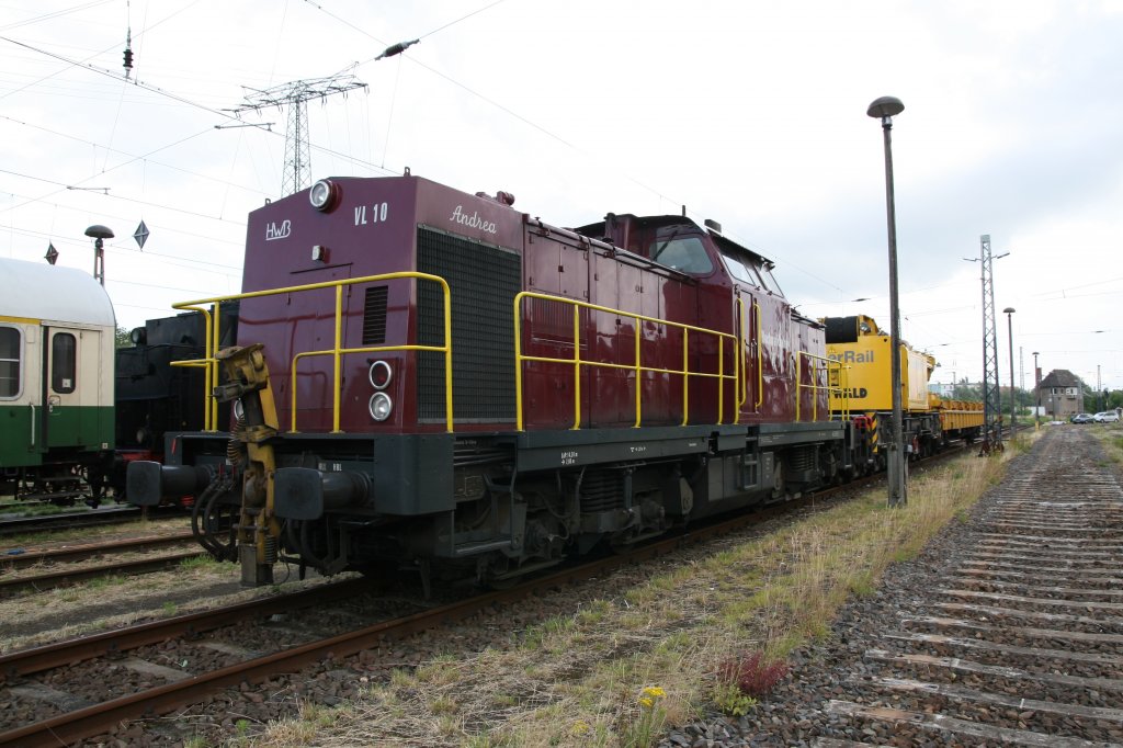 Loktyp V 100 mit einem Bauzug auf dem ehemaligen G�terbahnhof Schwerin am 28.06.2008
