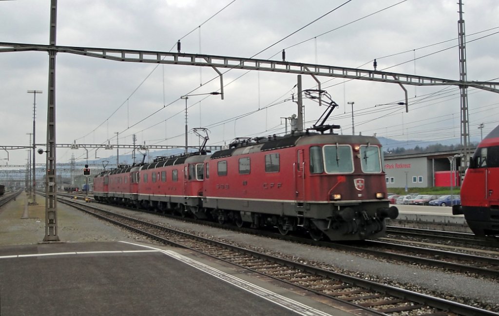 Lokberfhrung: Eine Re 20/20, angefhrt von der Re 4/4  11190, durchfhrt am 15.04.10 den Bahnhof Rotkreuz. Die 11190 ist fr ihren Frontenschmutz bekannt. (seit 2007 genau gleicher Anblick)
