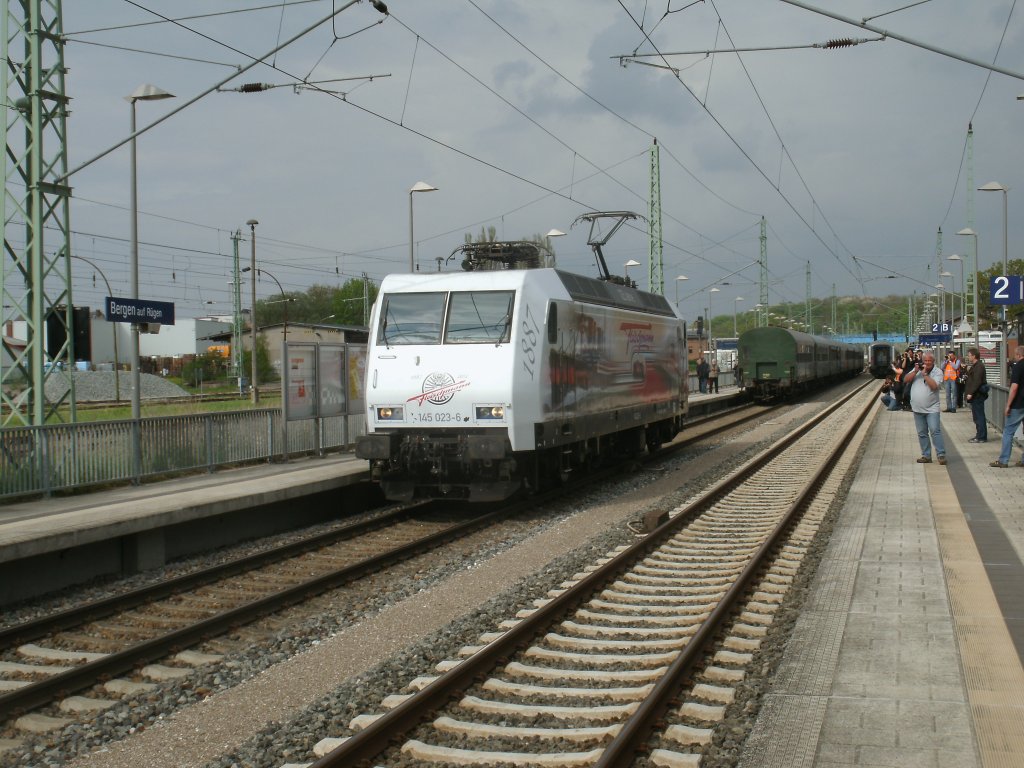 Lokwechsel in Bergen/Rgen am 11.Mai 2013.PRESS 145 023 bergab an 01 0509 den Sonderzug Binz-Cottbus und setzte sich am Schlu.