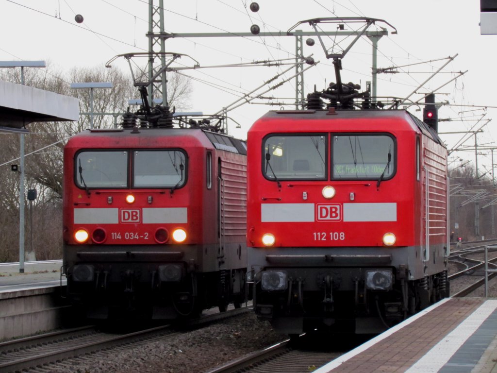 Lokwechsel in Brandenburg HFB bei einem RE 1 nach Frankfurt Oder am 04.12.2011 mit 112 108 und 114 034 2