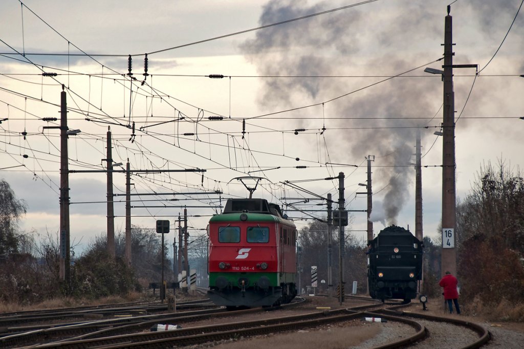 Lokwechsel in Korneuburg. Whrend 1110 524 einen Sonderzug zum Advent von Wien Sdbahnhof (Ostseite) nach Korneuburg gebracht hatte, wartet 52 100 schon, um den Zug nach Retz zu bringen. Die Aufnahme enstand am 04.12.2011.