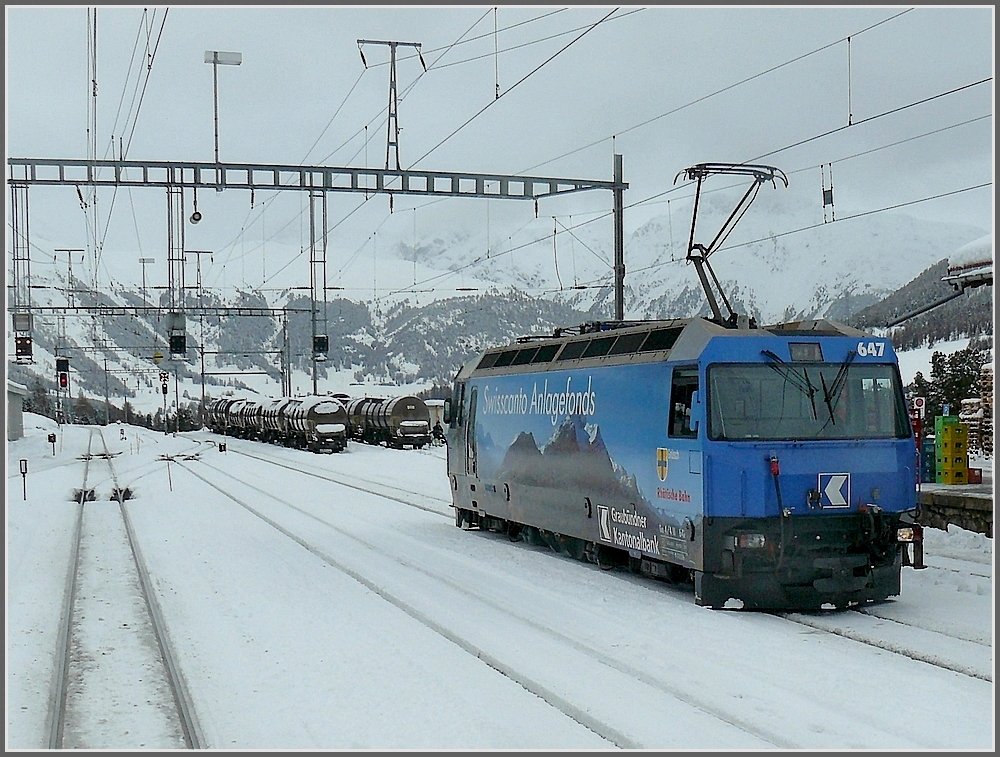 Lokwechsel in Pontresina. Die Ge 4/4 III 647  Grsch  hatte am 24.12.09 den Bernina Express bis hierhin gebracht und setzt nun um. Das Bild wurde aus dem letzten Wagen aufgenommen. (Hans) 
