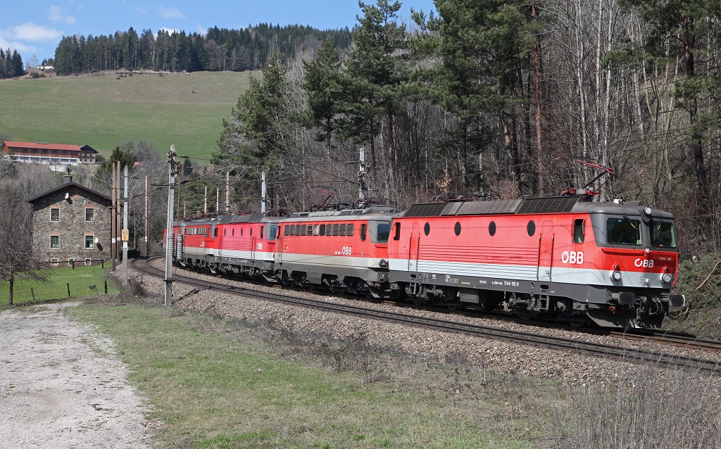 Lokzge sind auf der Semmeringbahn hufig anzutreffen. Das aber 8 Loks zu einem Lokzug zusammengestellt werden hat aber schon einen gewissen Seltenheitswert. Mit der 1144 112 an der Zugspitze fhrt ein 8-fach Lokzug am 15.04.2013 bei Klamm -Schottwien Richtung Gloggnitz.