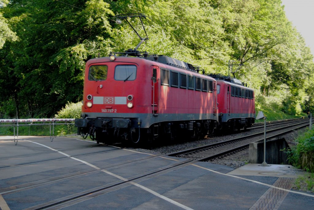 Lokzug 140 797-2 mit 140 850-9 am 11.6.2010 in der Morgensonne(beide unter Strom) auf dem Weg nach Aachen, Foto bei Rimburg (�bach - Palenberg).