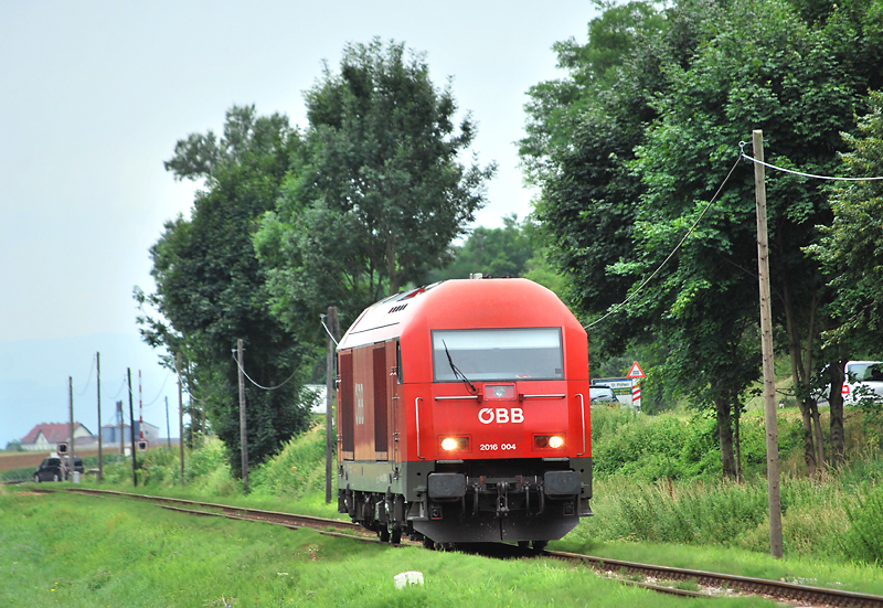 Lokzug 85837 Richtung Krems, um von dort aus den 55014 zu bespannen. (26.7.2010)
