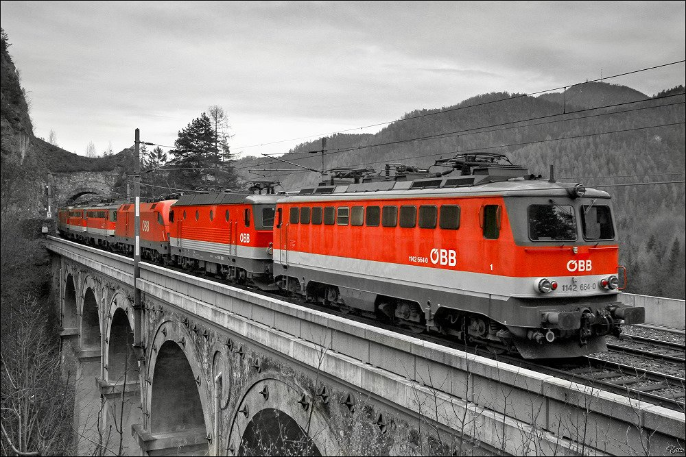 Lokzug 89950 fhrt ber die Krausel Klause am Semmering. Am 8.12.2009 bestand er aus zwei 1x16, drei 1x42 und zwei 1x44.
