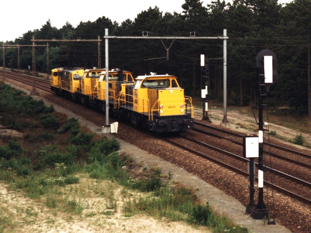 Lokzug 95776 bestehende aus 6424, zwei Schwestermaschinen, eine BR 22 und eine BR 24 zwischen Zwolle und Amersfoort fahrt Nunspeet vorbei am 19-7-1990. Bild und scan: Date Jan de Vries.