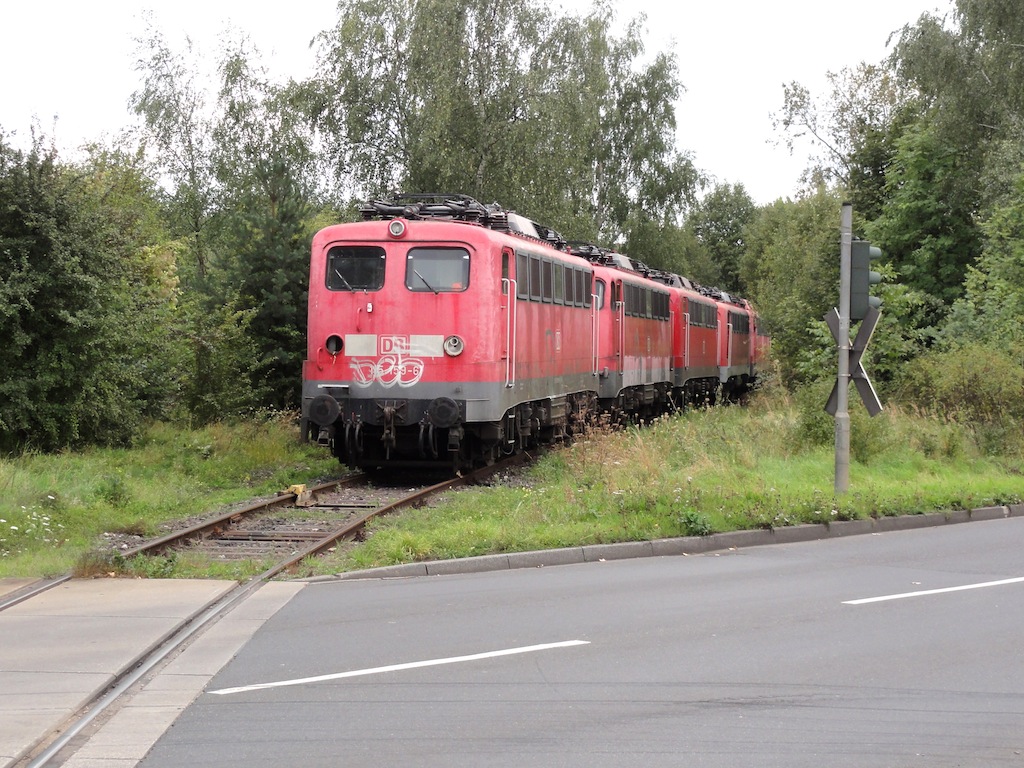 Lokzug aus 115 159, 115 355, 115 230, 115 148 und 115 224 wartet vor dem Gelnde des Schrotthndlers  Theo Steil  in Eschweiler-Aue auf den nchsten Werktag, der dann ev. ihr letzter Tag sein wird.
