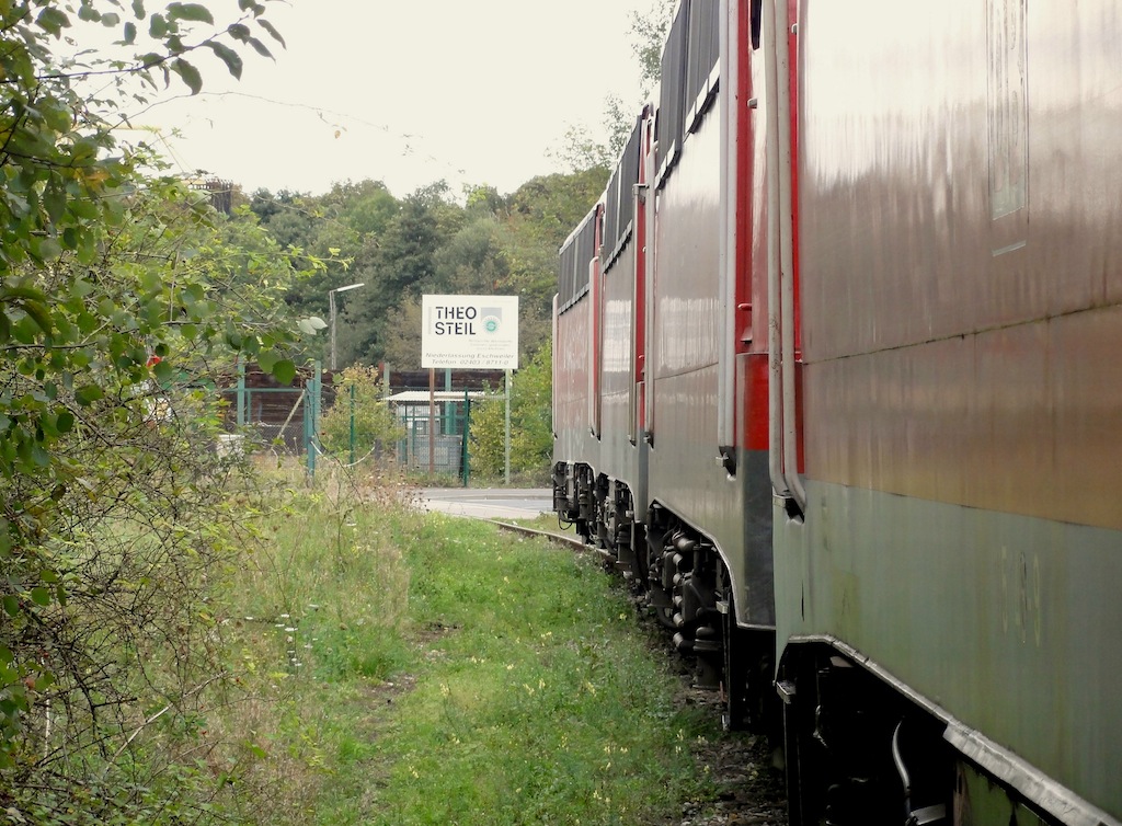 Lokzug aus 115 159, 115 355, 115 230, 115 148 und 115 224 wartet vor dem Gelnde des Schrotthndlers  Theo Steil  in Eschweiler-Aue auf den nchsten Werktag, der dann ev. ihr letzter Tag sein wird. 17.09.2011, 14:30h