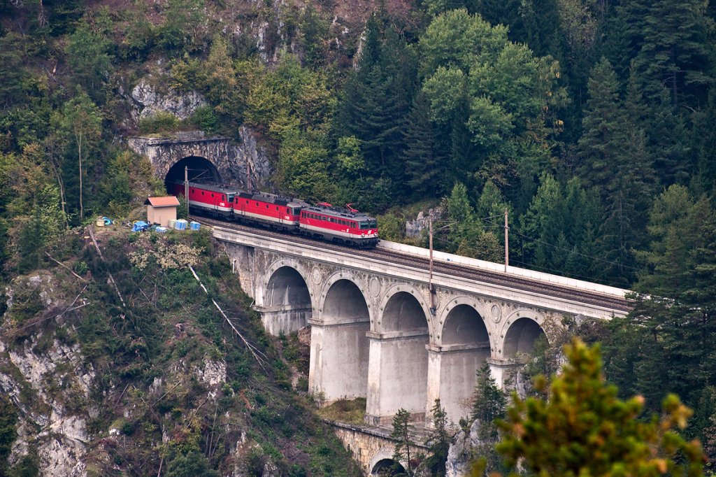 Lokzug, bestehend aus 1142, und 2 x 1144 hat soeben den 337 m langen Polleros-Tunnel verlassen und ist auf dem 36 m hohen Krausel-Klause-Viadukt Richtung Breitenstein unterwegs. Die Aufnahme entstand am 24.09.2011.